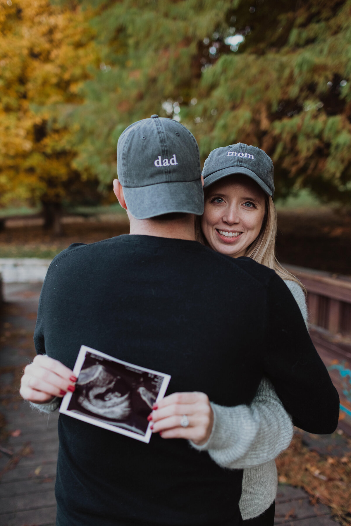 Pregnancy Announcement at Loose Park in Kansas City5
