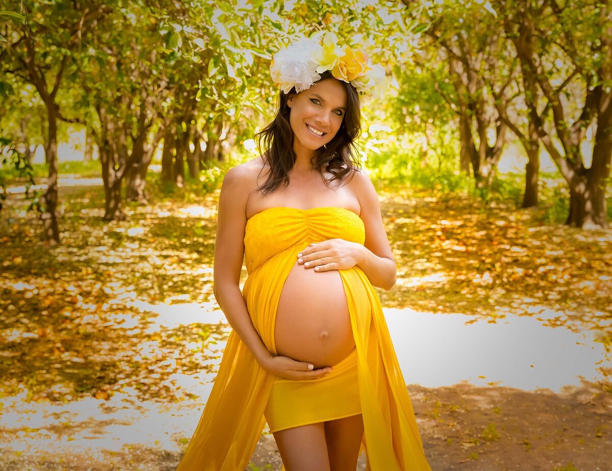 Tally Safdie maternity photography mom in yellow outdoors
