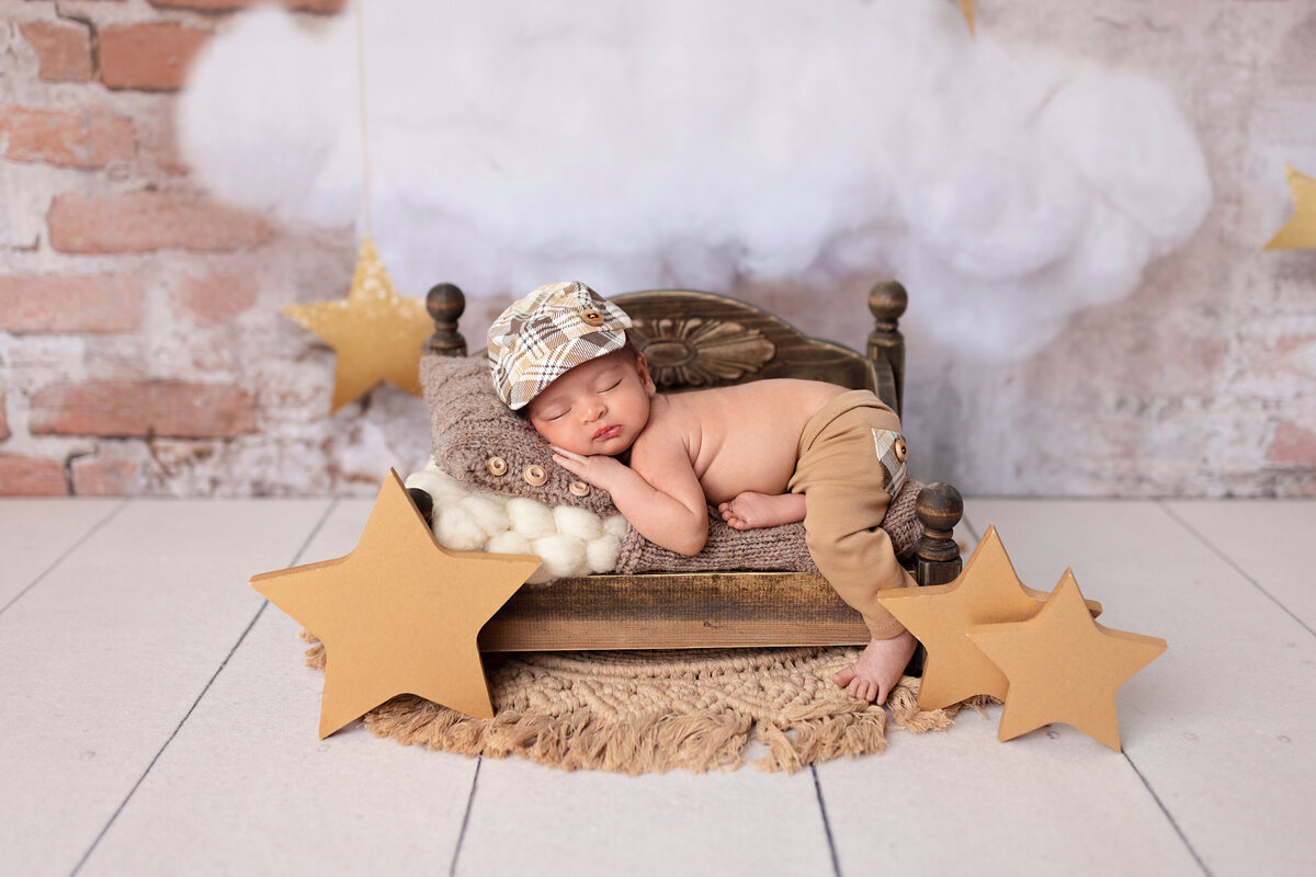 Bed (bum up) - 2021-12-17 - Angad Newborn Session - 24 days (Jasmine Rekhi)084