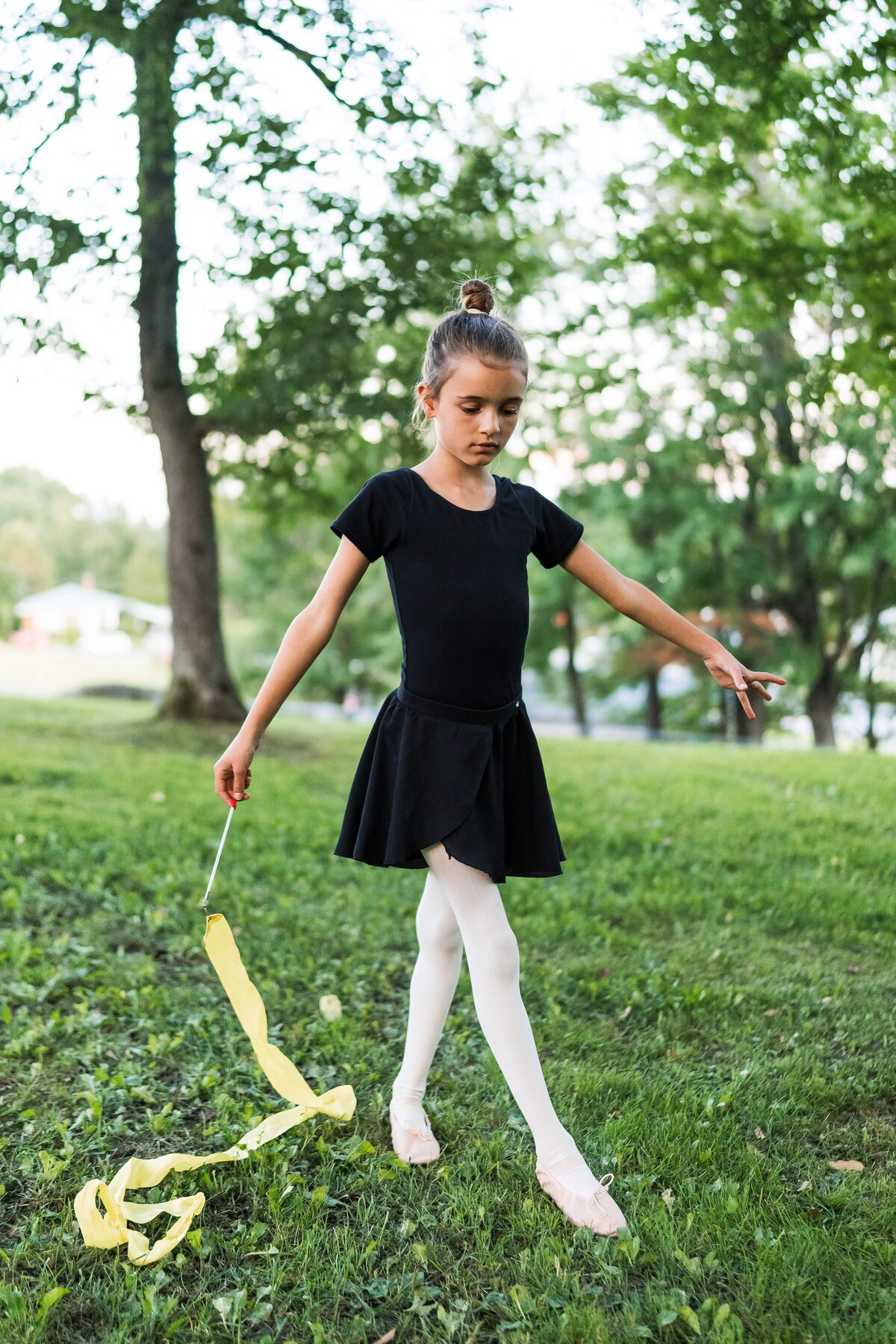 jeune ballerine qui danse dehors avec un ruban