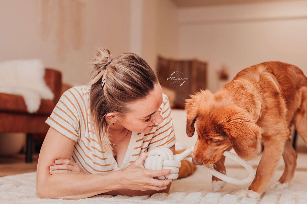 Toller en dogmom al spelend tijdens een fotoshoot in de daglichtstudio te Geel. 