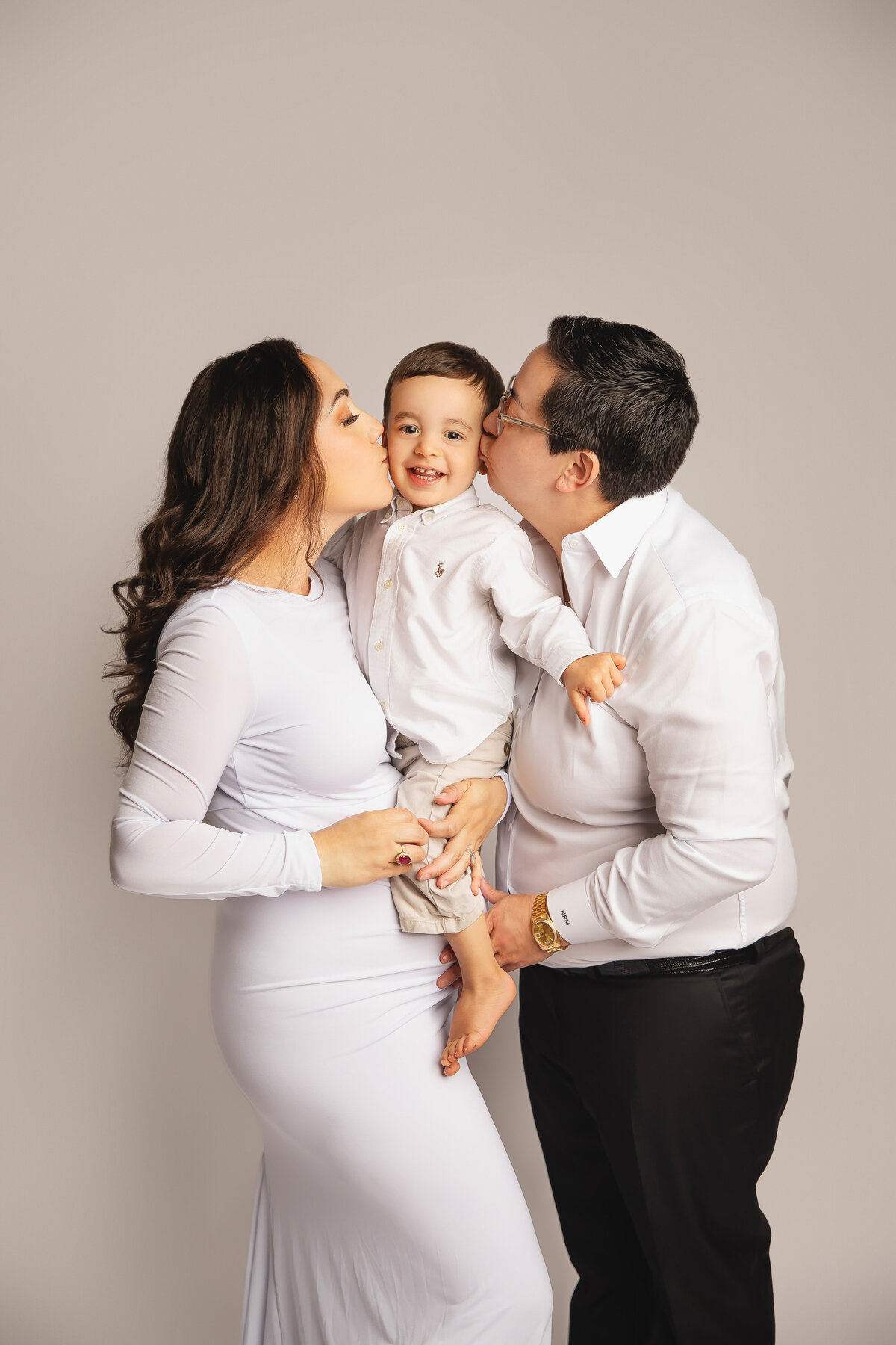 Expecting in Temple? Capture this special time with beautiful maternity portraits designed to highlight your unique glow
