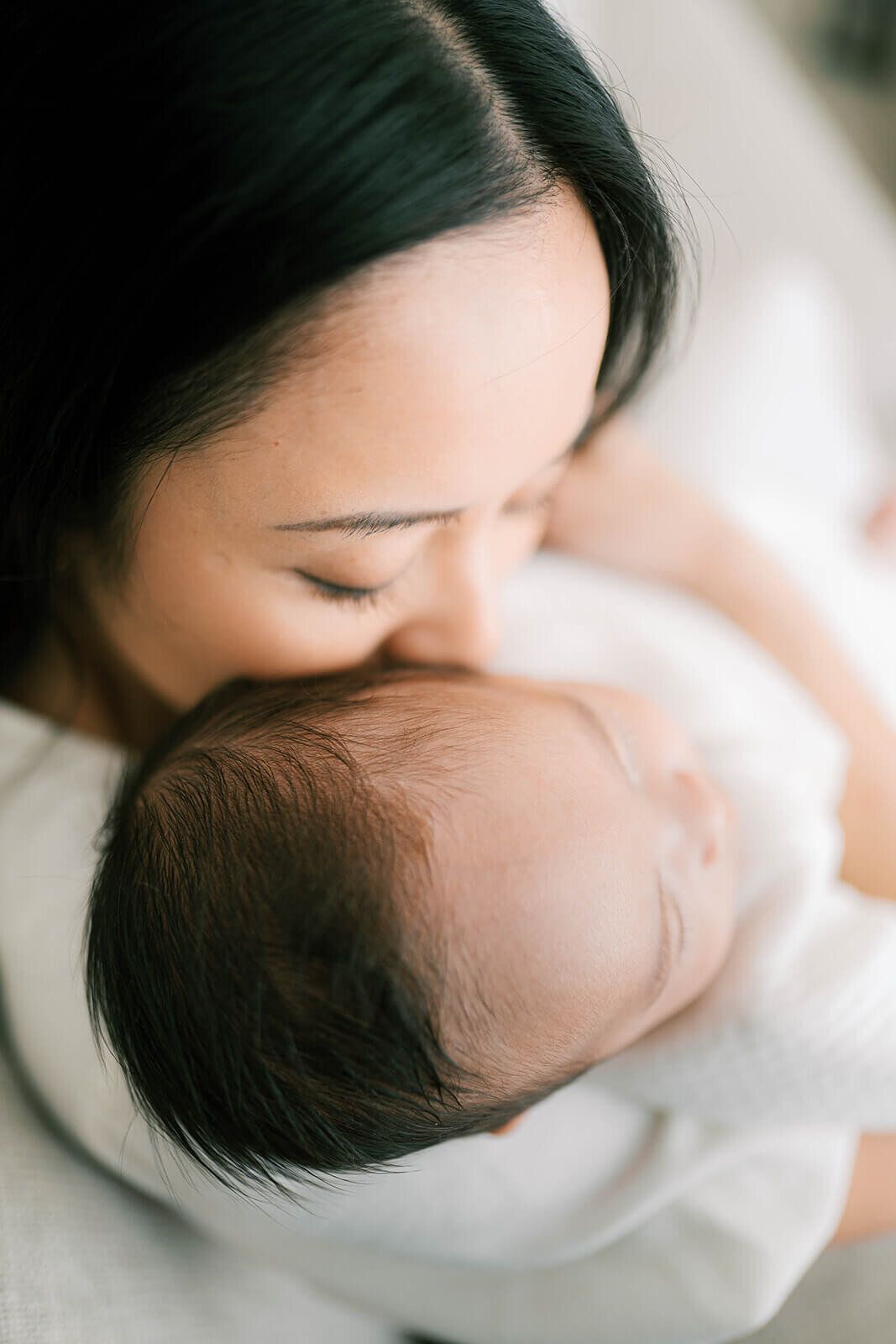 Inner-west-newborn-photo-mother-kissing-baby'