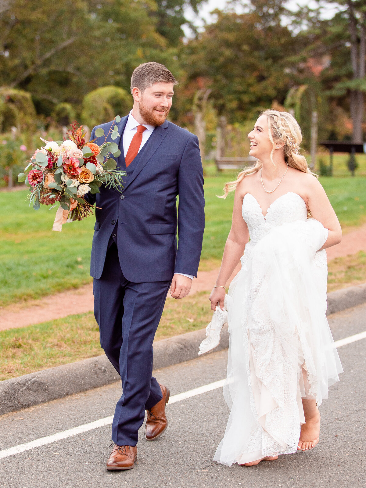 barefoot-bride-groom-holds-bouquet