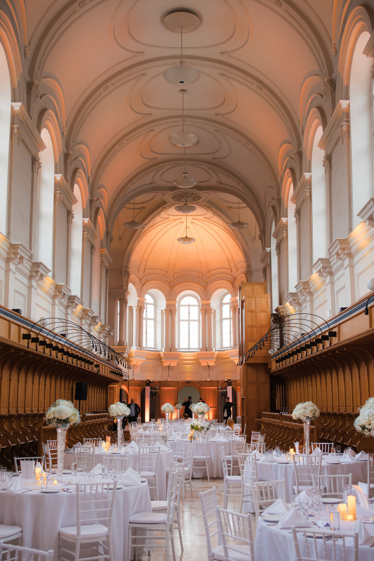 Abbaye d'Oka - Photographe de mariage - Décoration de la chapelle pour le banquet