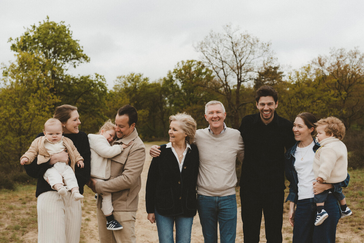 Foto van een familie in de winter.
