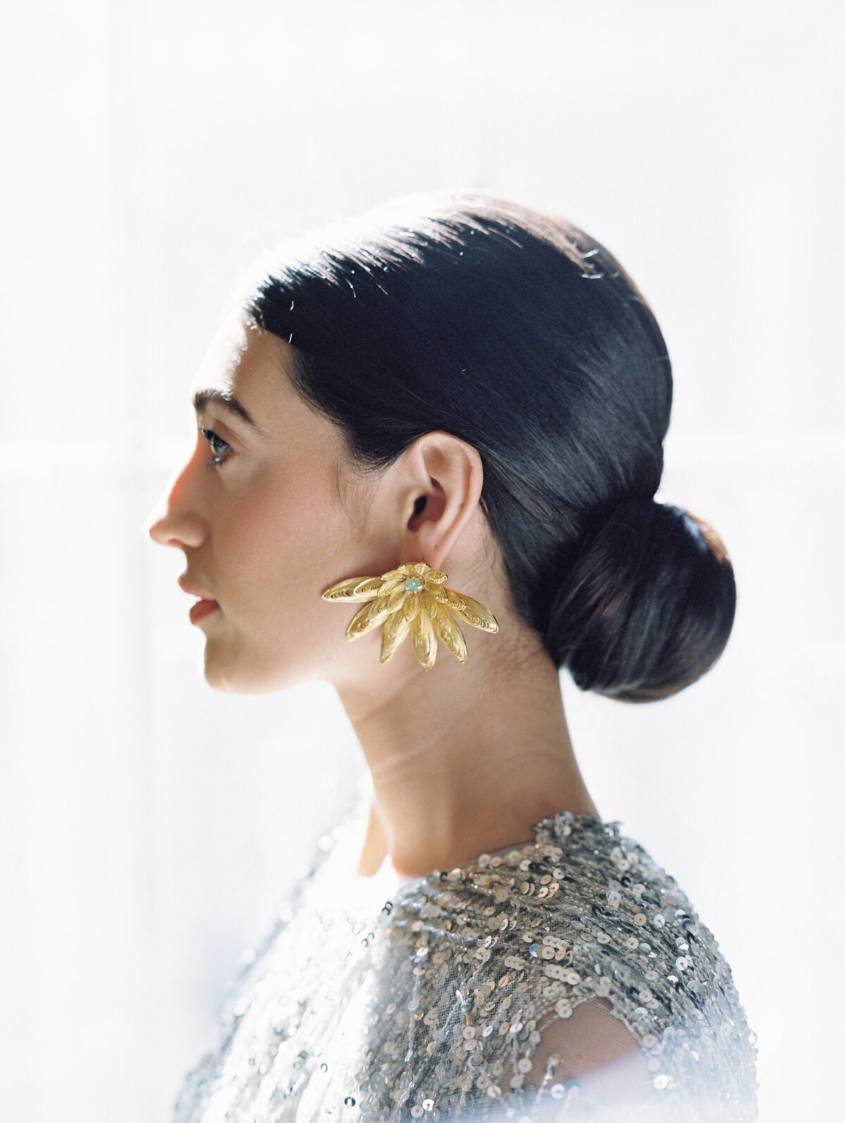 033-elegant-bride-in-designer-gown-and-couture-jewlery-anderson-house-washington-dc-0001