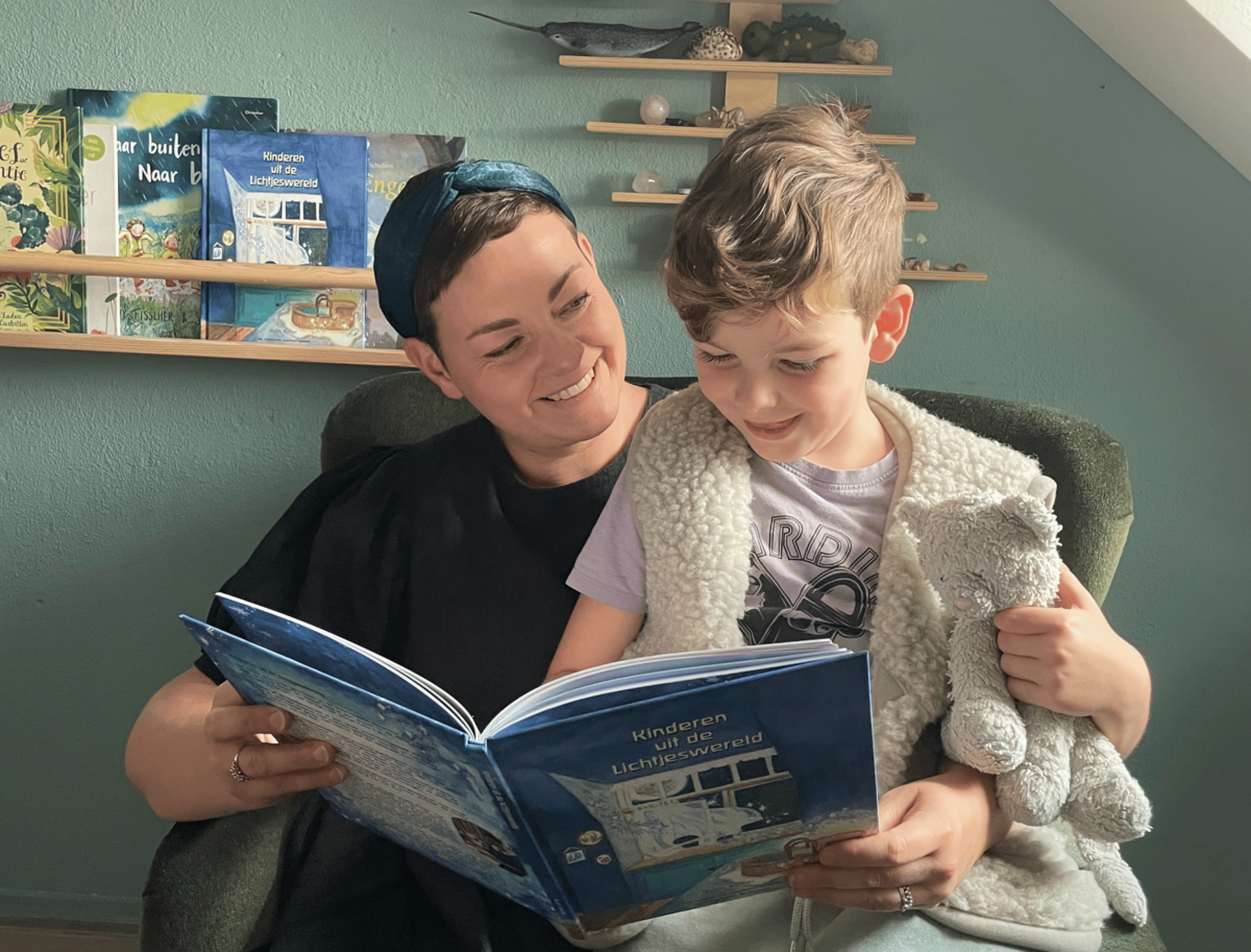 1 voorlezen, mama-leest-voor, kinderen-uit-de-lichtjeswereld, prentenboek, holistisch-voorlichtingsboek