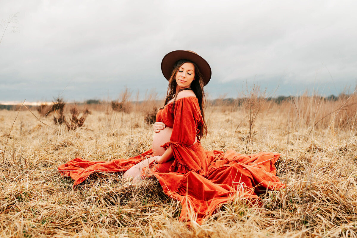 Joplin MO maternity photographer Jessica kennedy of The XO Photography captures pregnant mom in kneeling in field