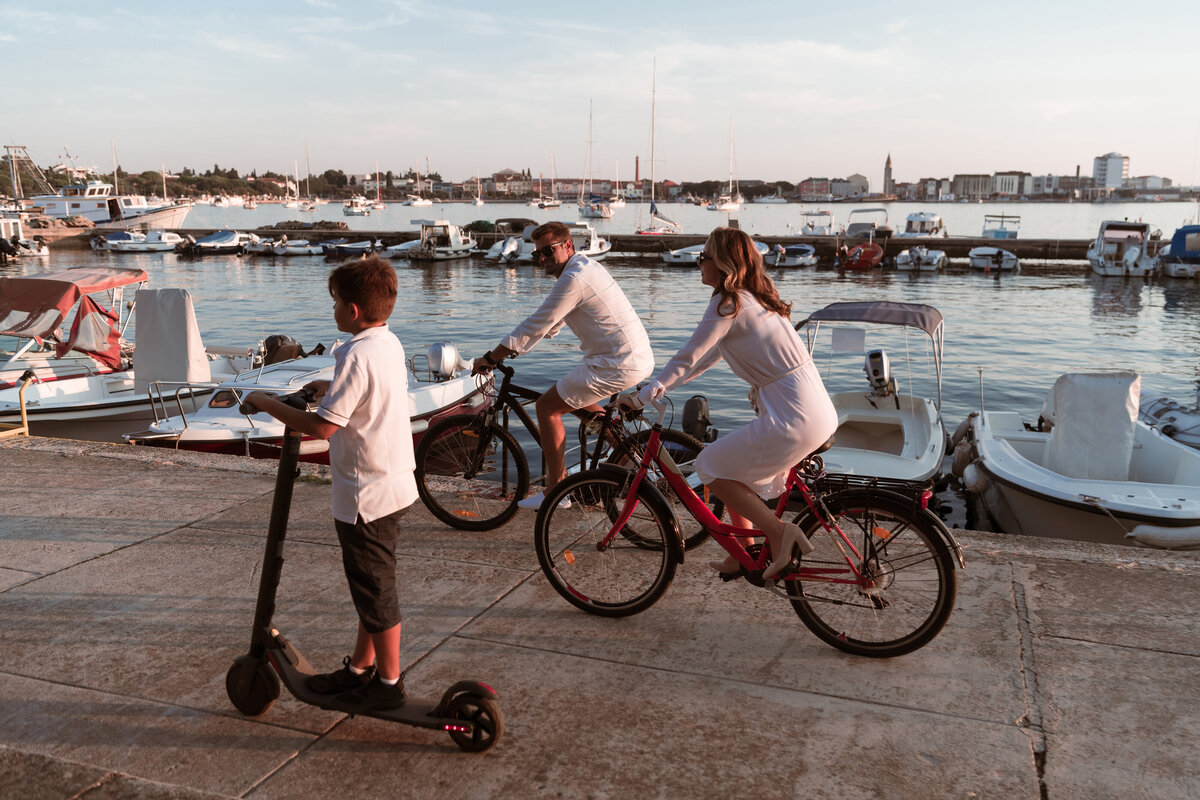 vecteezy_happy-family-enjoying-a-beautiful-morning-by-the-sea_12753355