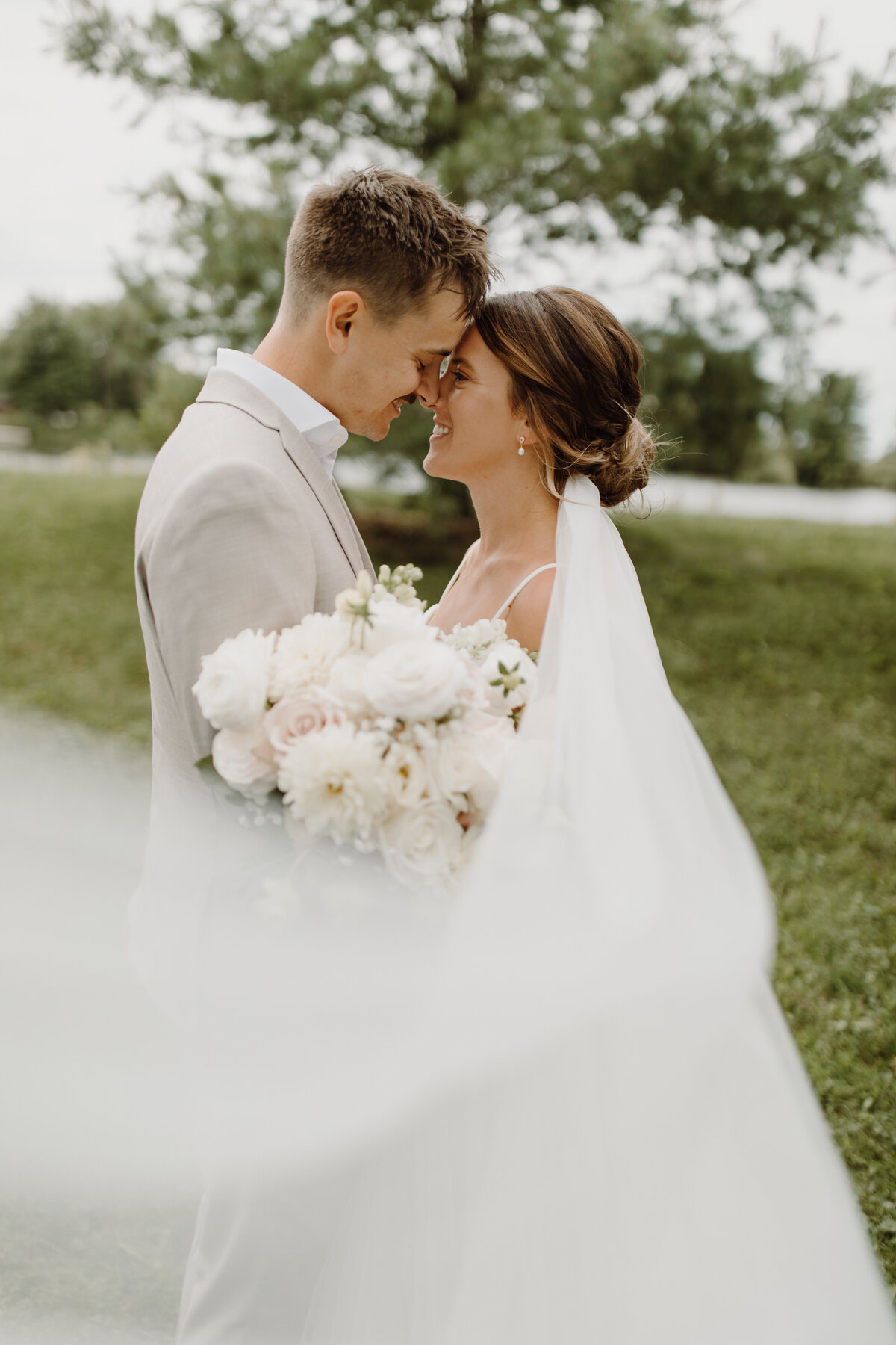 Bride-groom-white-bouqet-veil-wedding