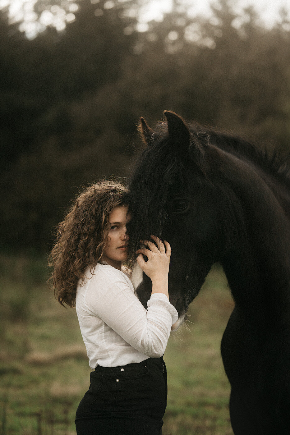 Verhalende paardenfotoshoot, vastgelegd in een rustige, natuurlijke omgeving.