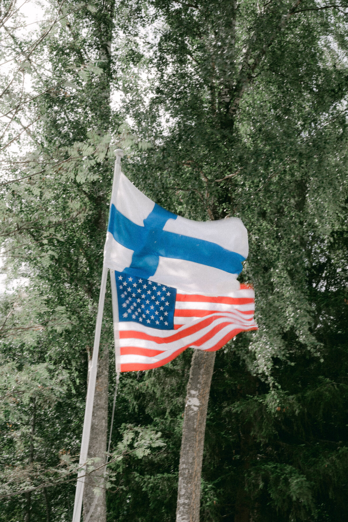 Dokumentaarinen hääkuva hääpäivän yksityiskohdista
