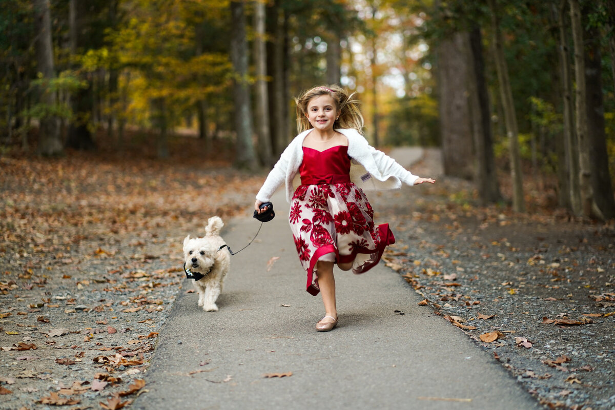 richmond-family-photographer-lifestyle-brandermil-running-with-a-dog