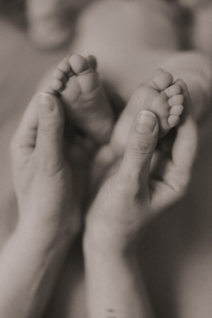las-vegas-newborn-bw-baby-feet