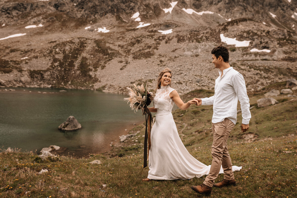 Brautpaar an einem Gebirgssee in der Schweiz