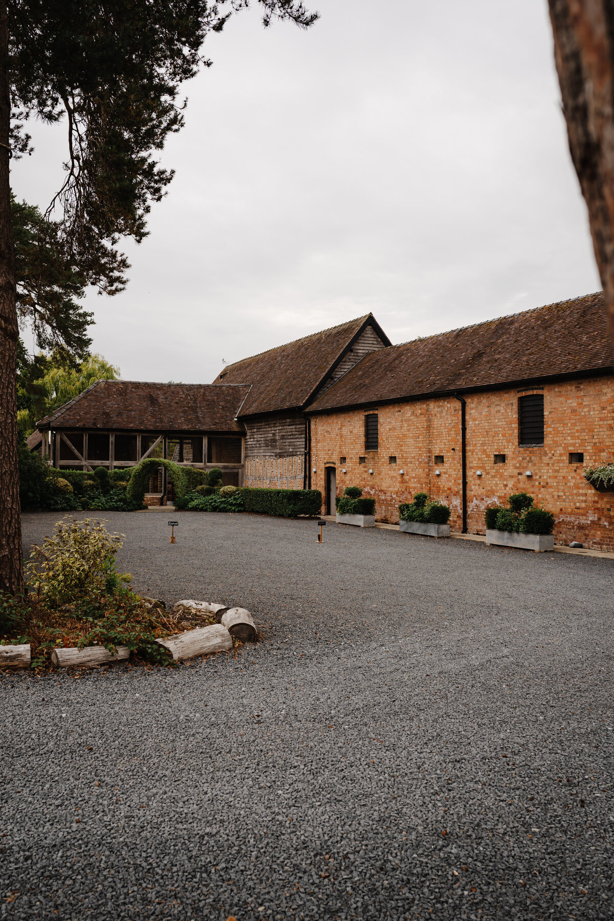 GraceDovePhotography_Matt&EmmaWedding_barnsandyardwedding-1