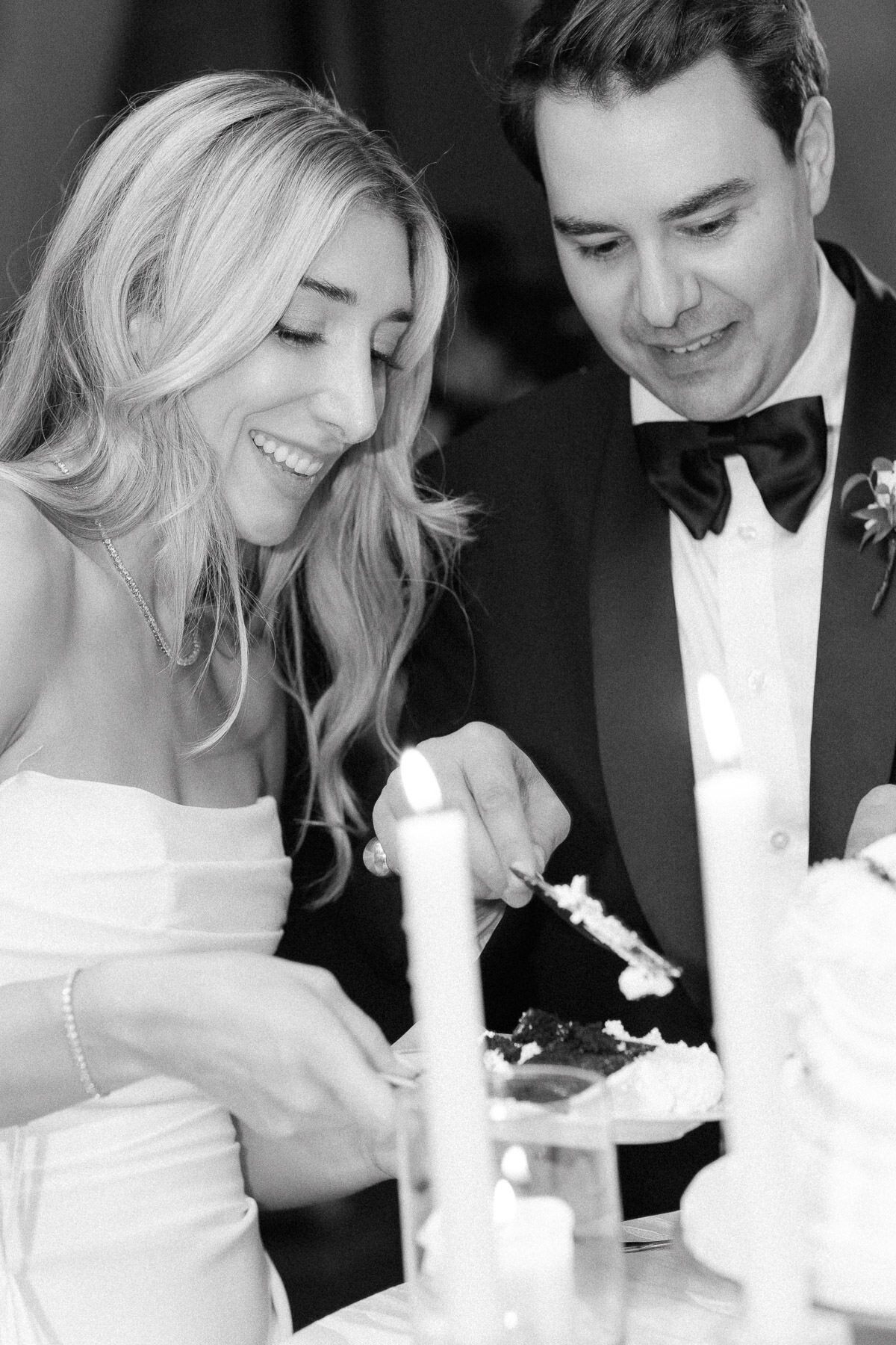Couple de mariés coupent leur gâteau de mariage. 