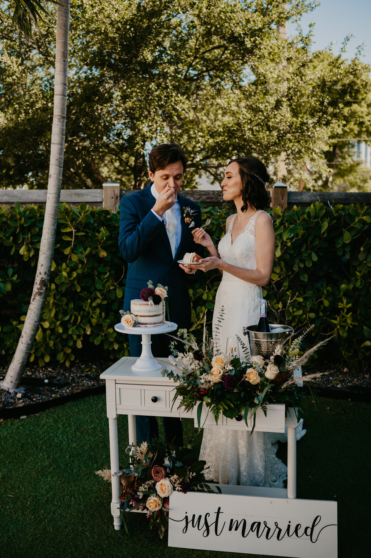 mariah-lacy-photo-elope-in-tampa-green-bench-chantilly-chic-planners-16