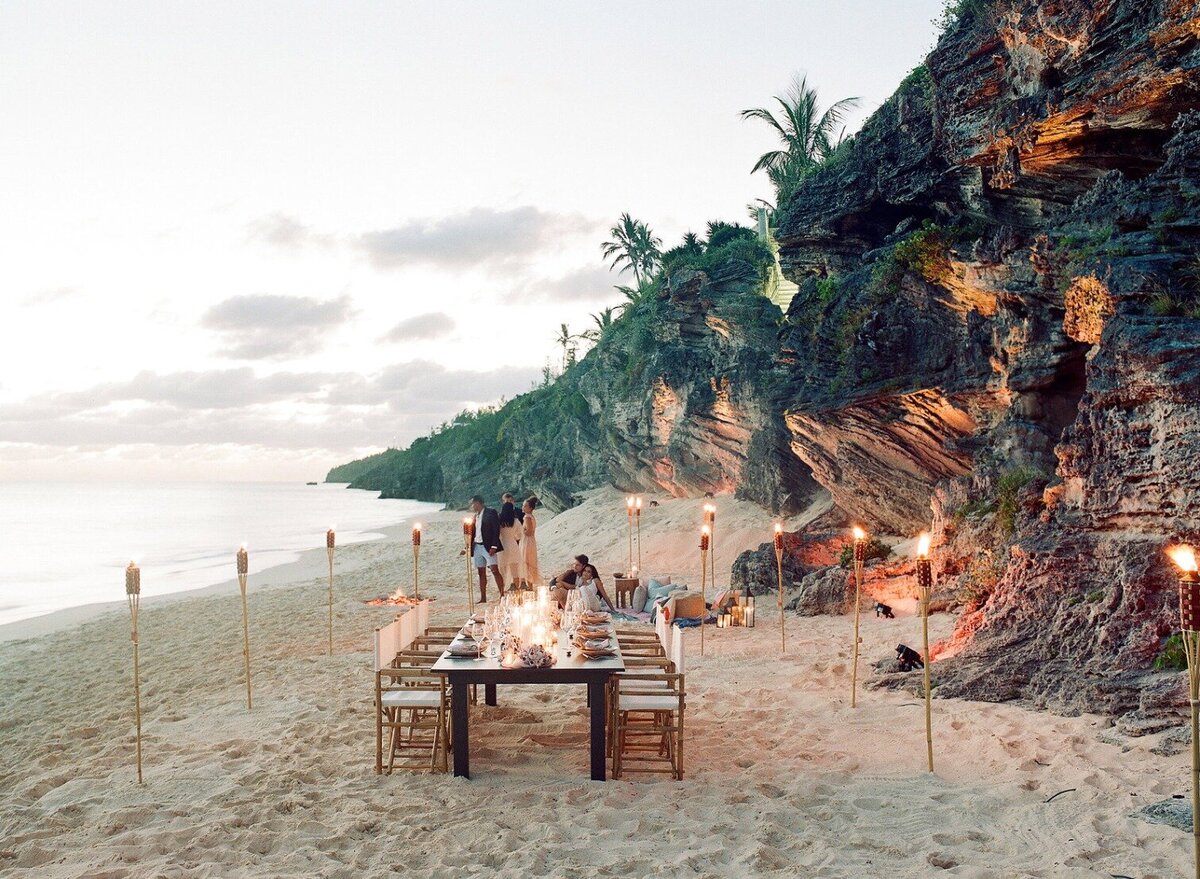 Style-Me-Pretty-Island-Beach-Bonfire-Dinner-Dasfete-11