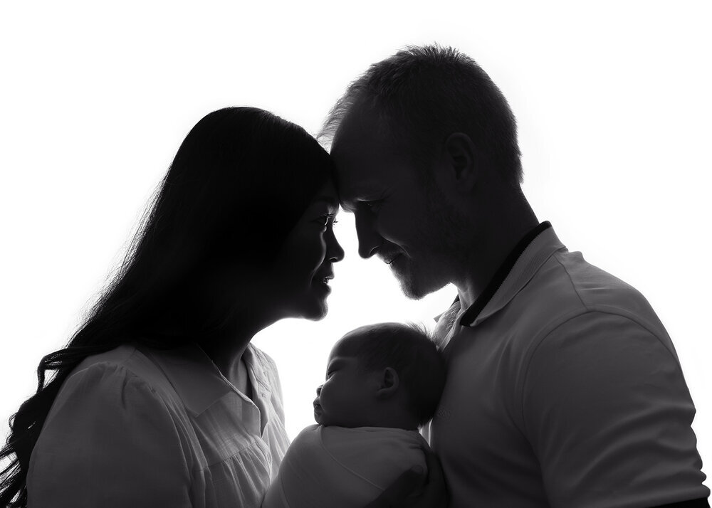 NEWBORN_BABY_WITHPARENTSBLACKANDWHITESILOUETTE