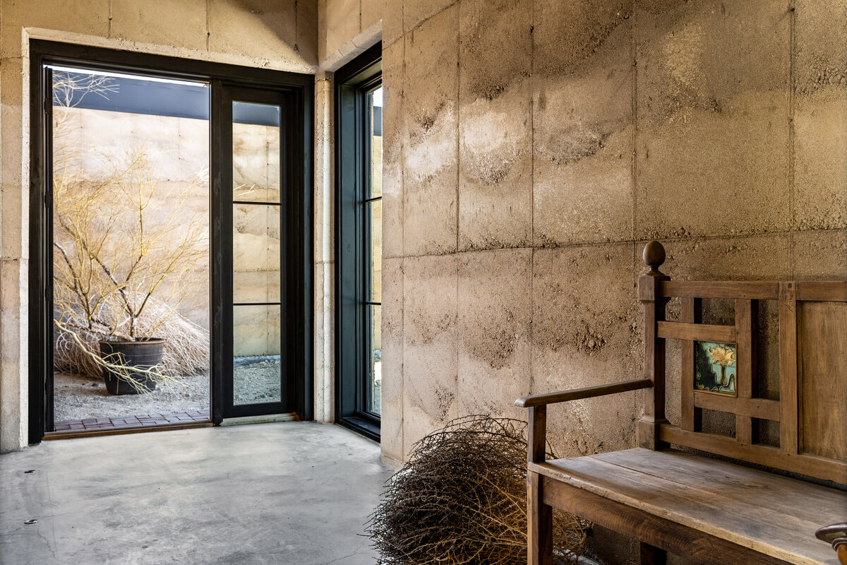 2_MAINHOUSE_entry to door