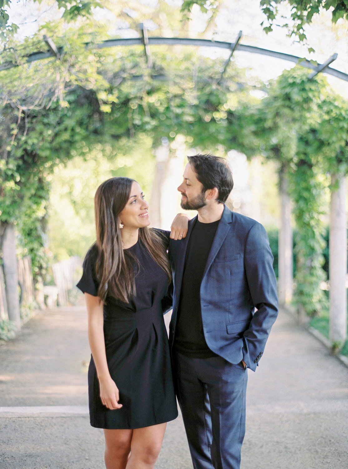 Engagement-session-paris-couple-wedding-photographer-montmartre-7