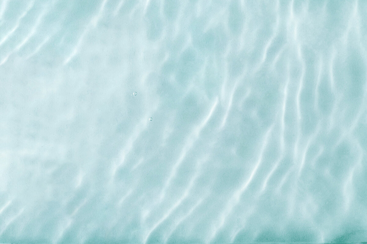 Eau turquoise transparente avec reflets blancs
