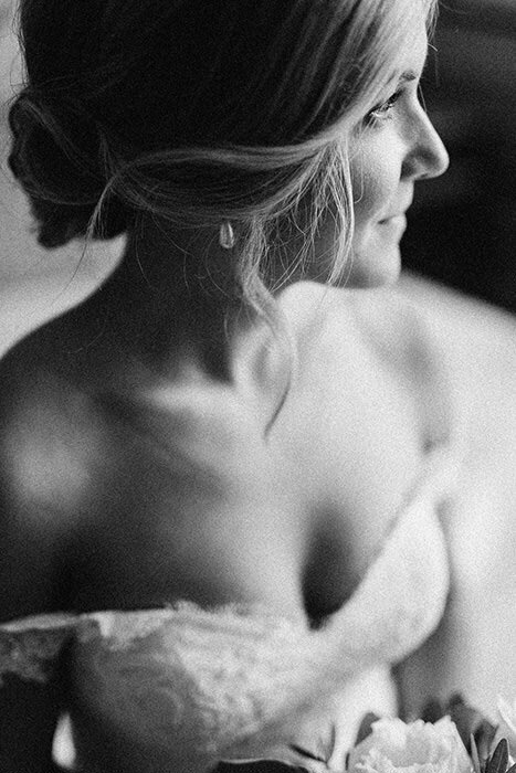 Magnifique mariée, qui regarde au loin alors qu'elle s'apprête à aller marier l'homme de sa vie. Image en noir et blanc.