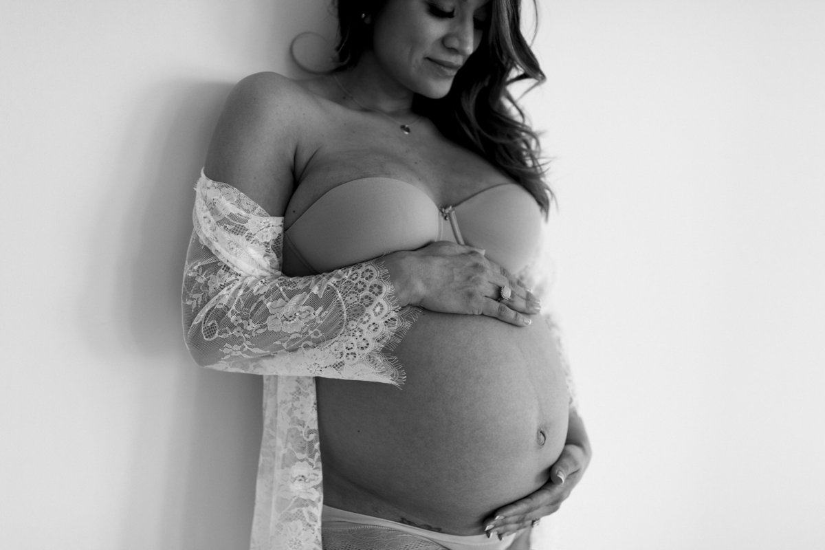 Chicago maternity photographer Laurie baker captures beautiful black and white photos of pregnant belly