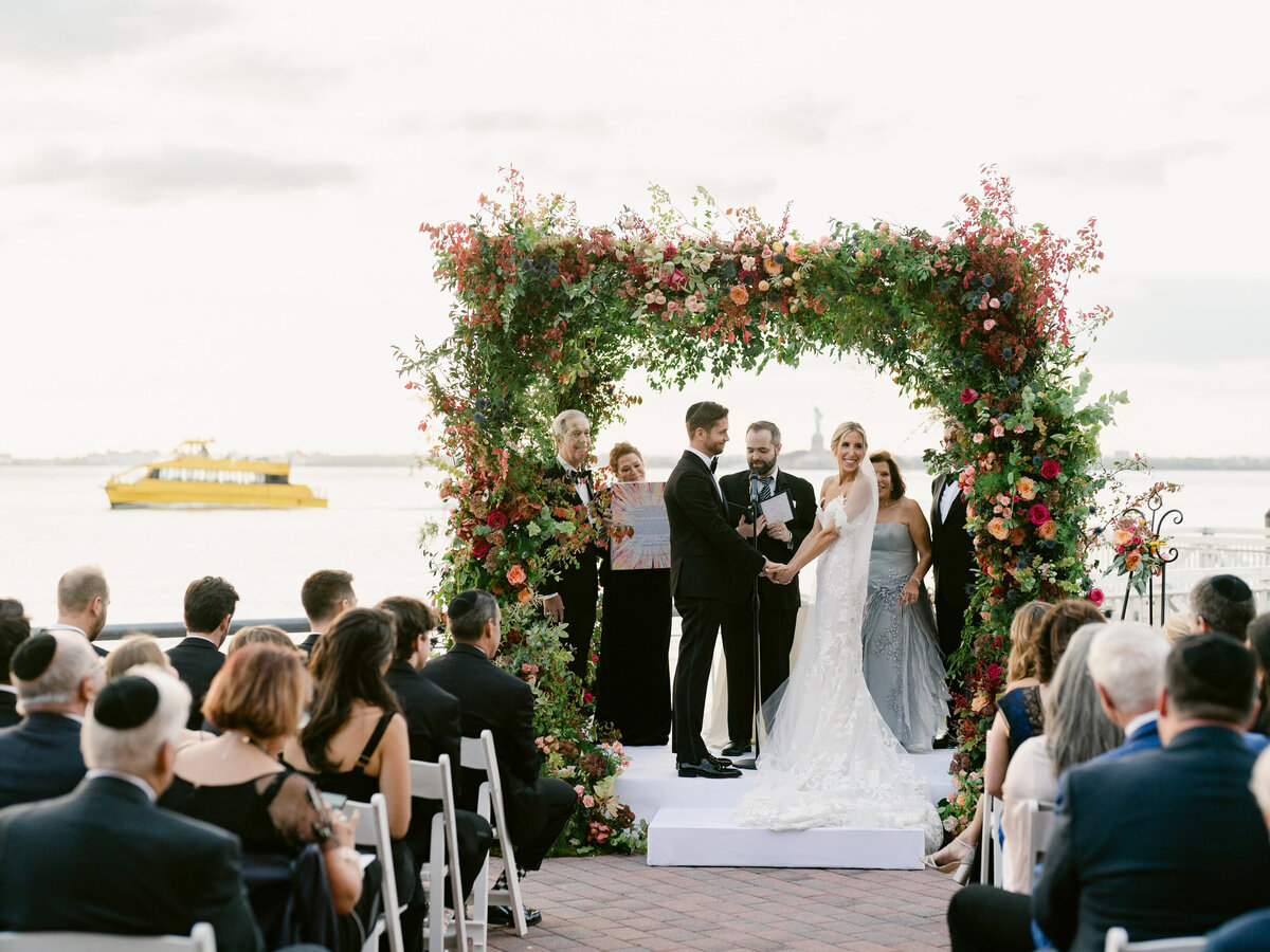 libertywarehouse-newyorkwedding-weddingwithaview-felixfeyginphotography-027
