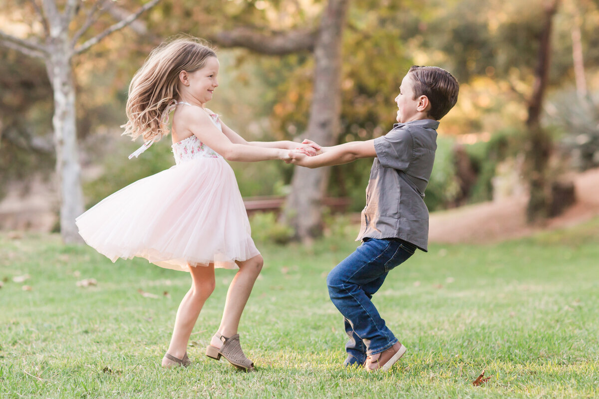 san-diego-family-photographer-crestridge-ecological-reserve-siblings-twirling