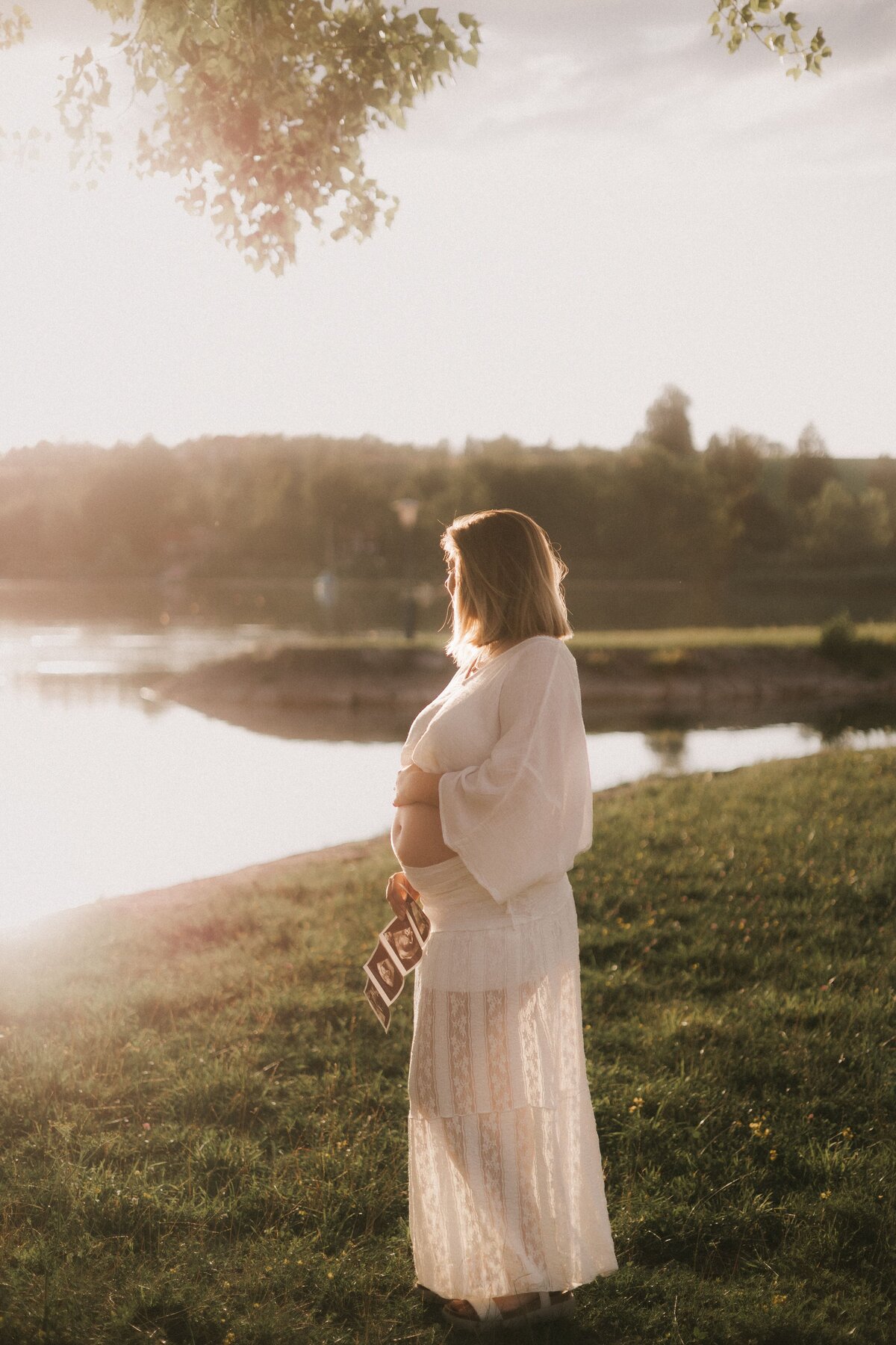 Babybauchfotoshooting Salzburg Fotografin Babybauchfotos Babybauchbilder See Sonnenuntergang authentisch