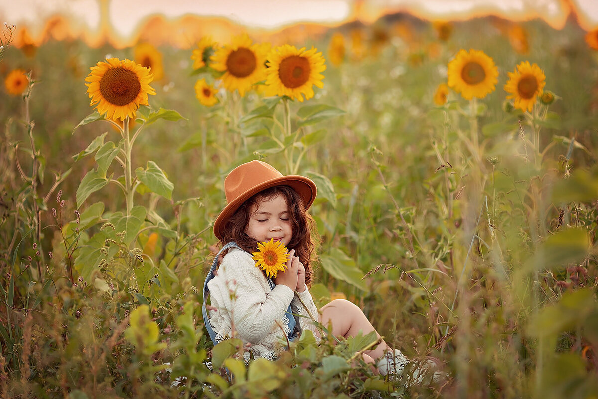 MaaikeKampertFotografie-Meggy-Linn-zonnebloemen-2023-09-13-29444 kopie