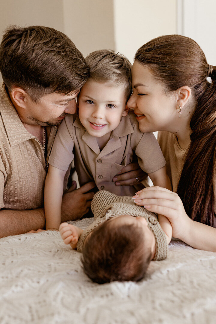 las-vegas-newborn-big-brother-baby