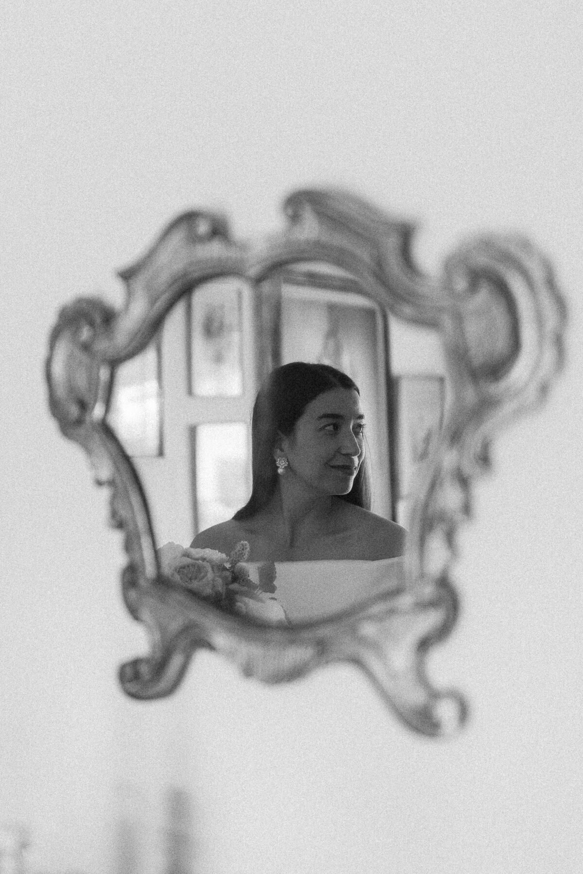 Reflet d'une future mariée dans un miroir vintage lors de son mariage. 
