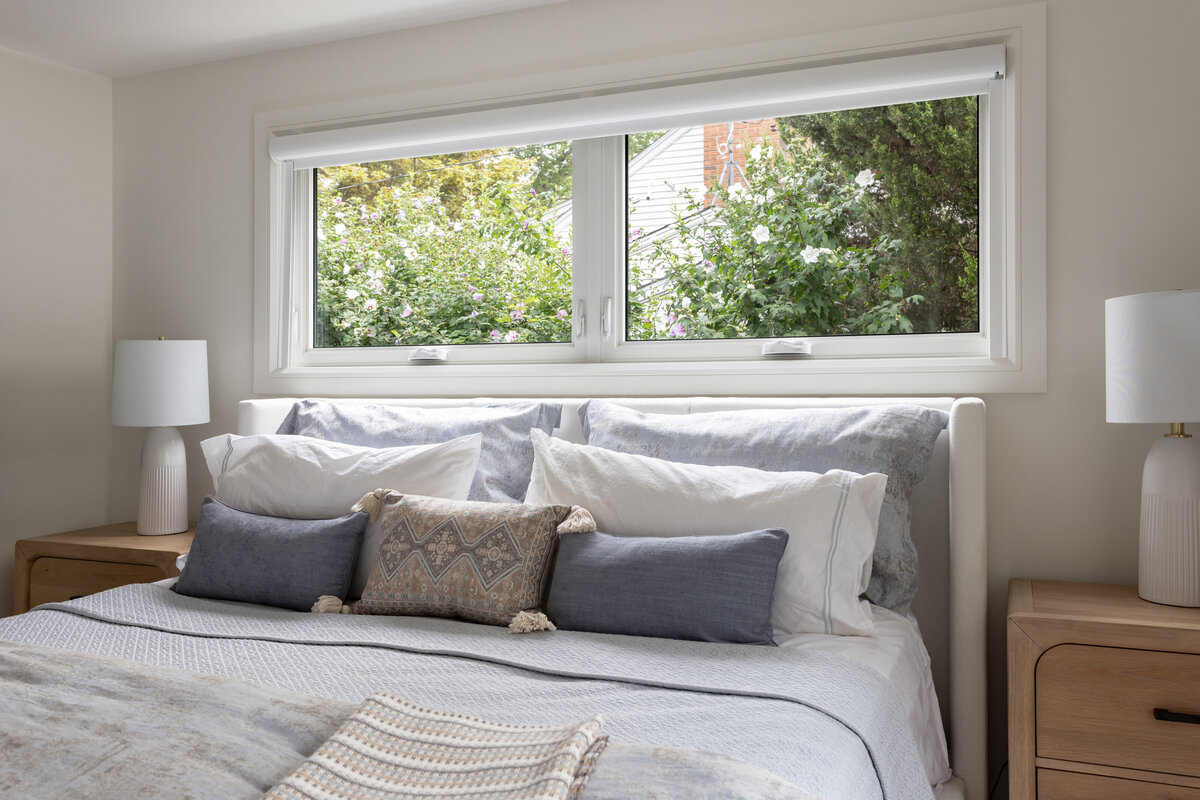 KatCo_Interiors-LakeHouse-PrimaryBedroom-01