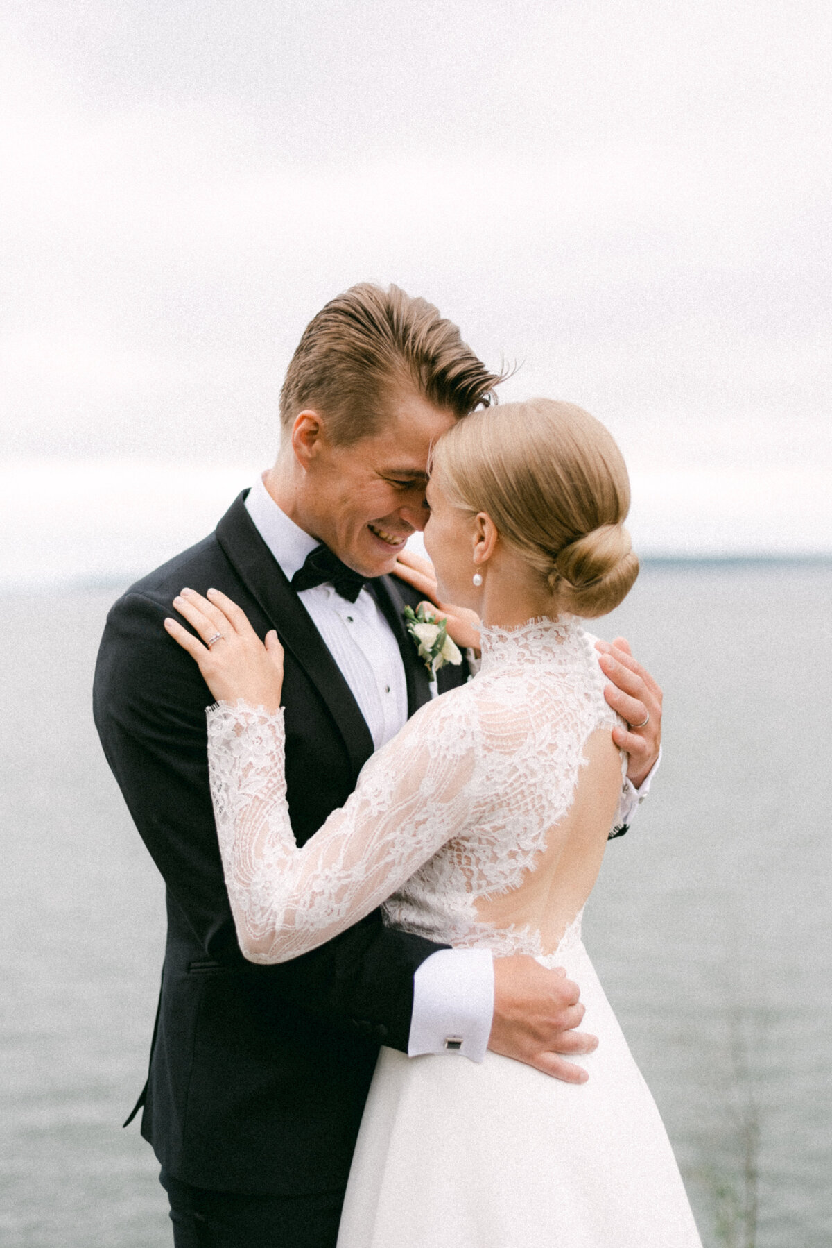 A wedding couple photographed by the sea in Finland by wedding photographer Hannika Gabrielsson.
