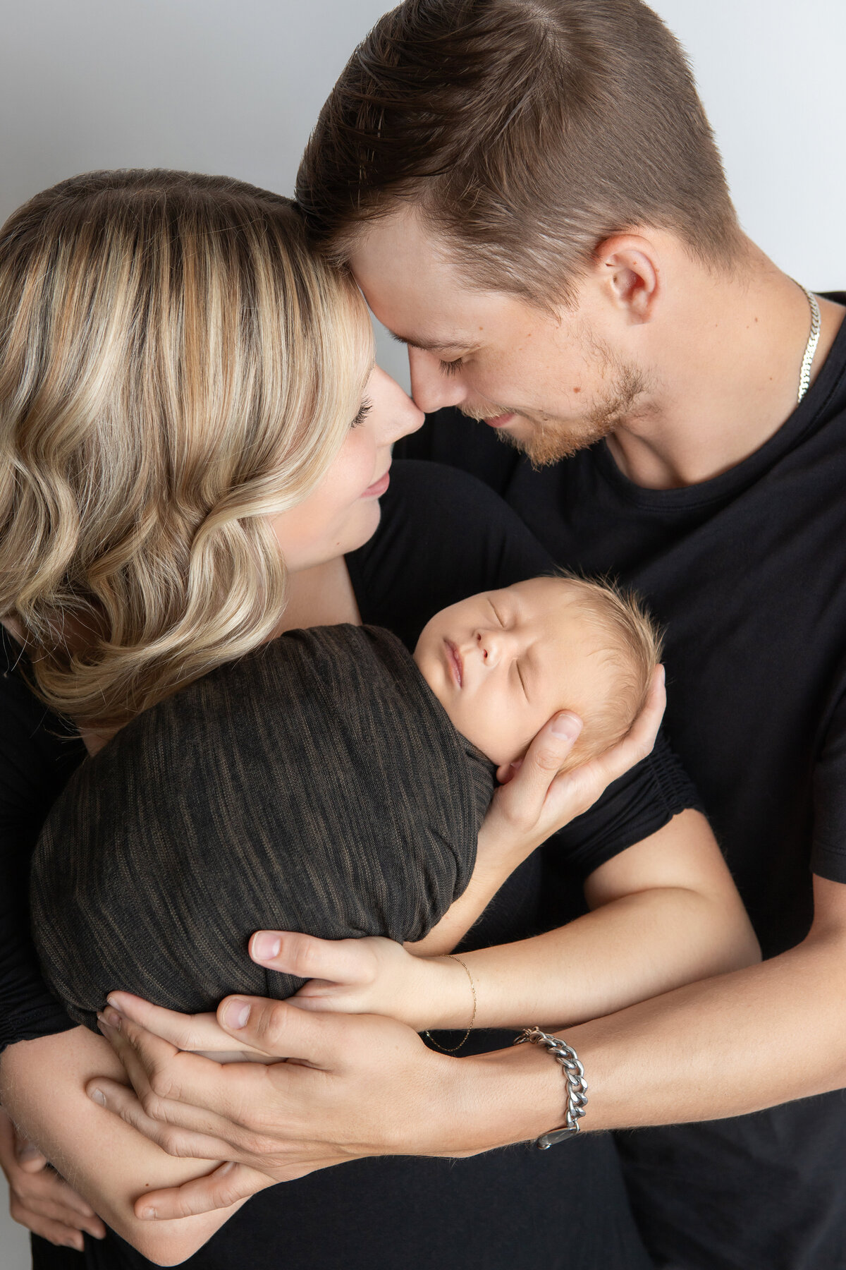 Newborn photoshoot parent pose ideas