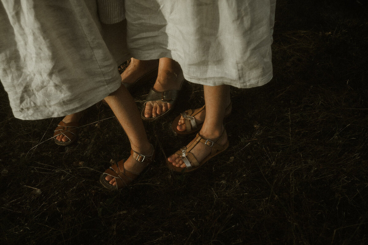 Gezinsfotografie in Nijlen tijdens golden hour – pure, spontane momenten vastgelegd in de heide.