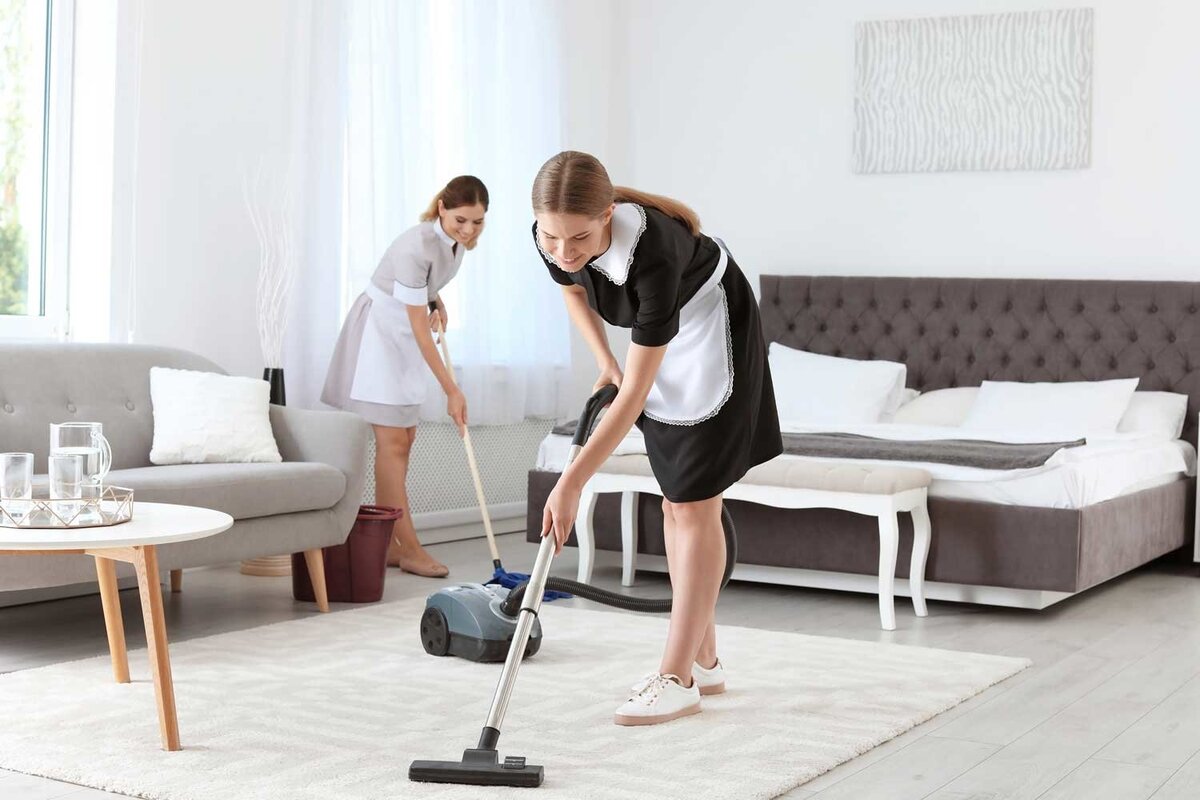 housekeeper-vacuuming-cleaning-floor-hotel2