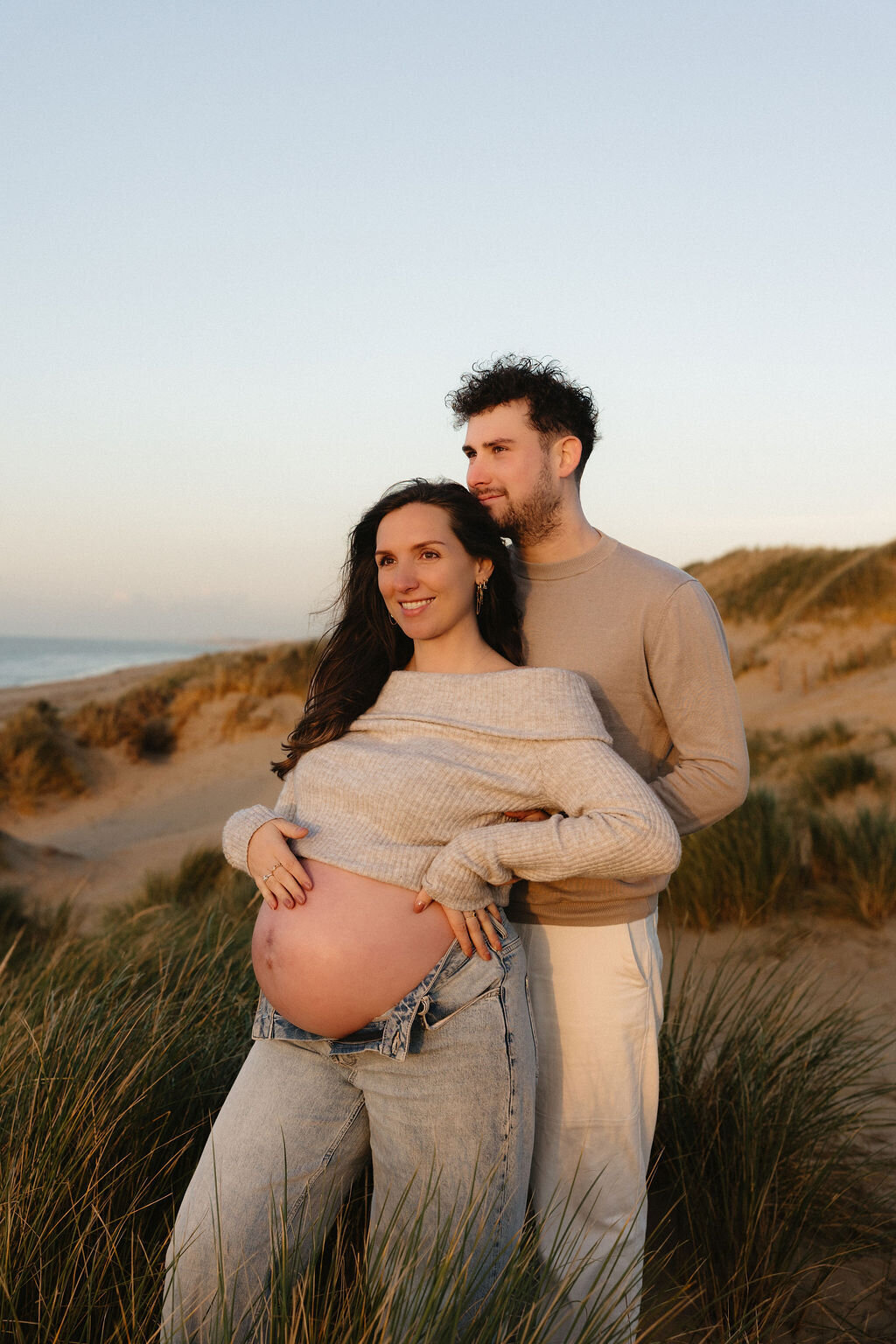 Zwangerschapsshoot in de duinen tijdens golden hour