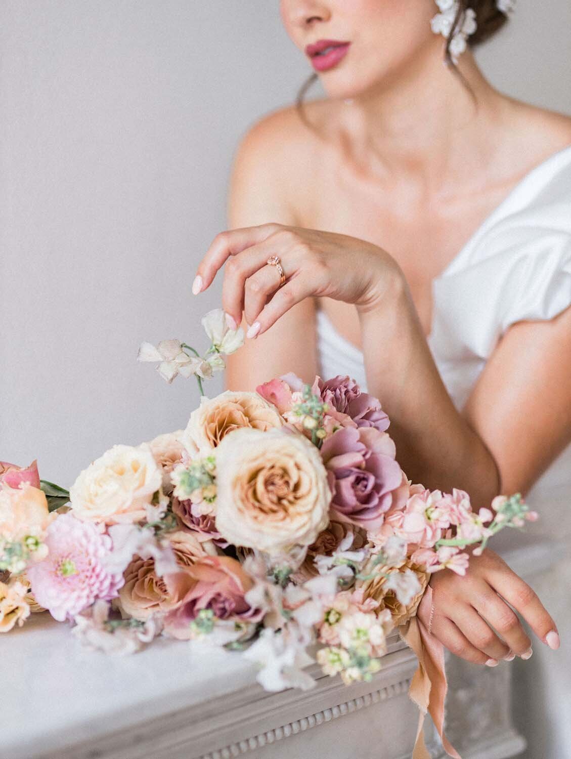 Colorful couture wedding at luxury hotel chais Monnet in Cognac - Veronique Lorre artistic direction floral designer27