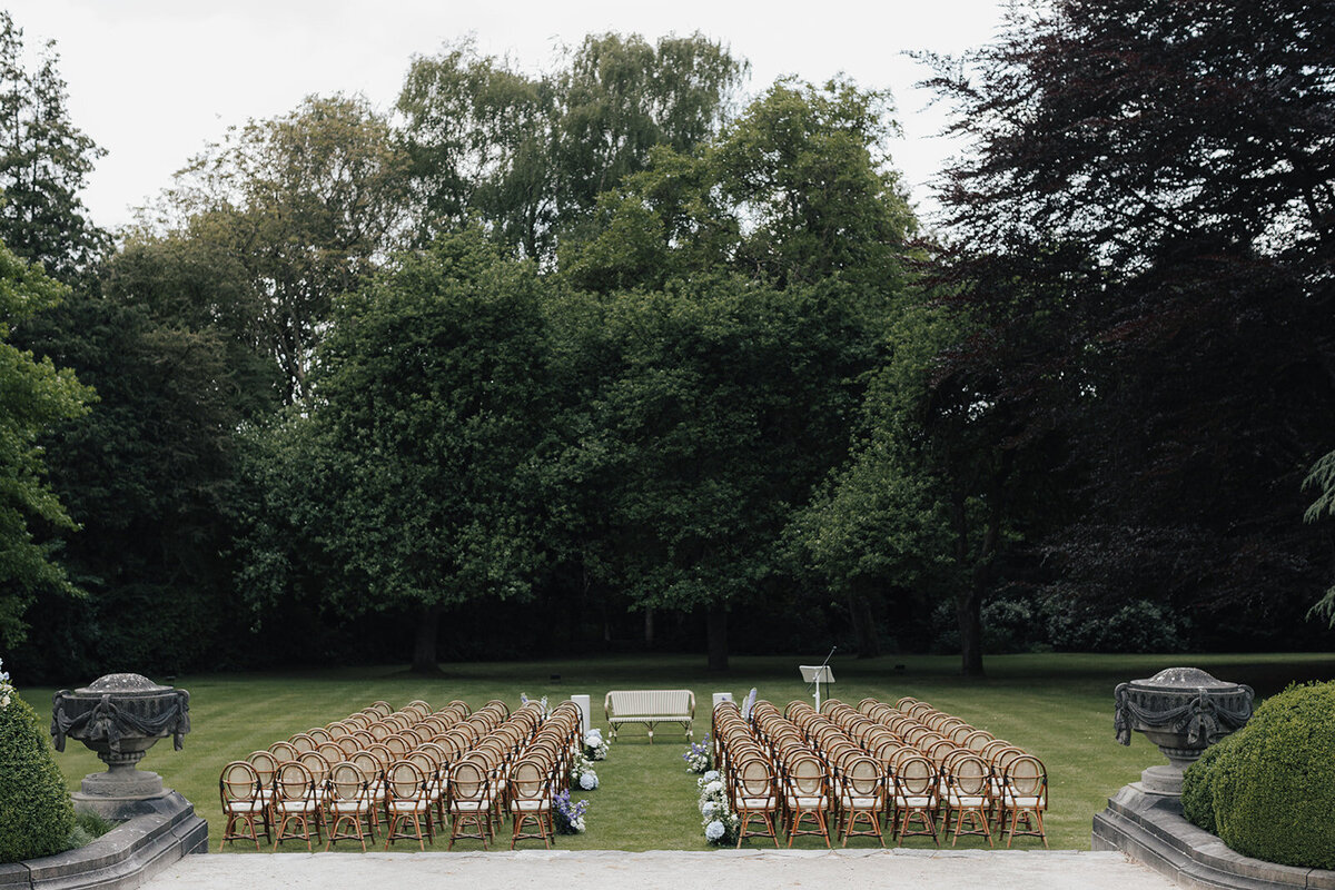 Trouw ceremonie van een trouwkoppel in St-Hubert te Ronse