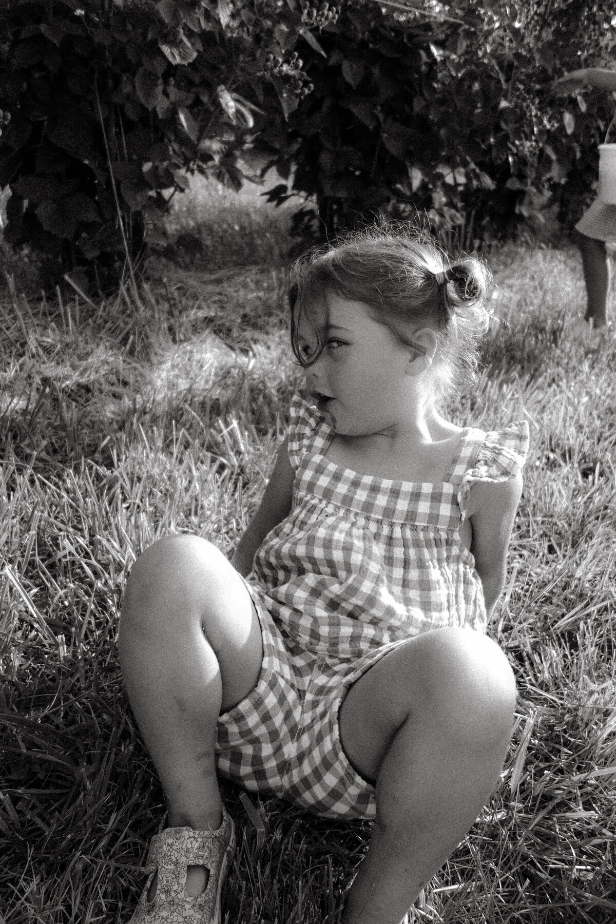 columbia-mo-berry-picking-lloyds-family-session-documentary-led00021