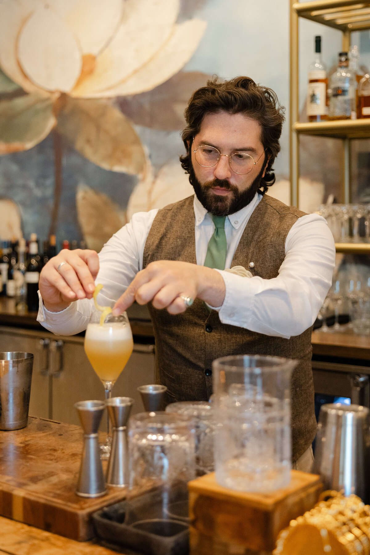 ELLERBE-BAR DRINKS WITH BAR TENDER_001