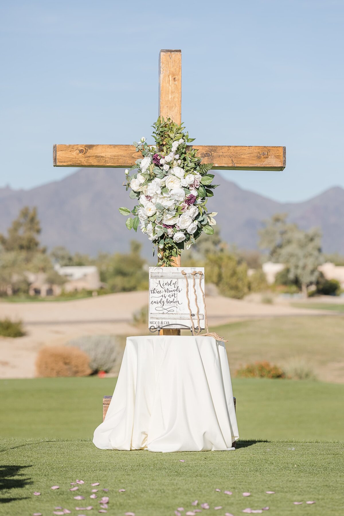 Scottsdale-Wedding-Photographer-Gainey-Ranch-Ceremony-Cross-1280