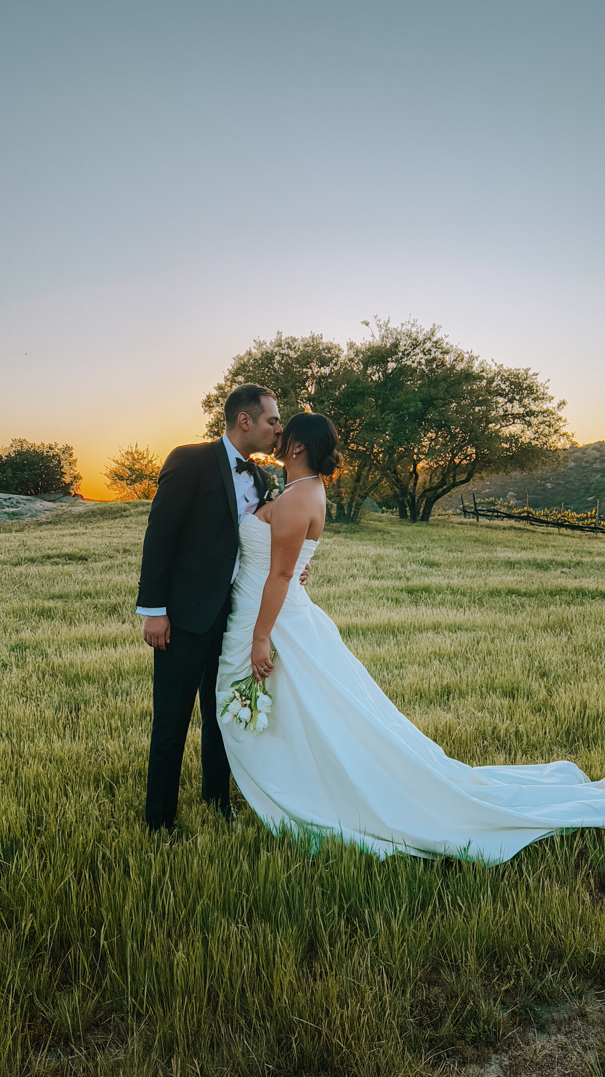 Bride and groom luxury photo, bride and groom romantic photos, bride and groom milagro winery