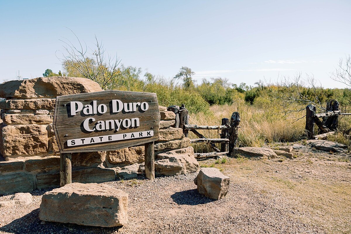 palo-duro-canyon-wedding-couple-standing-on-canyon-rim-destination-wedding-in-texas