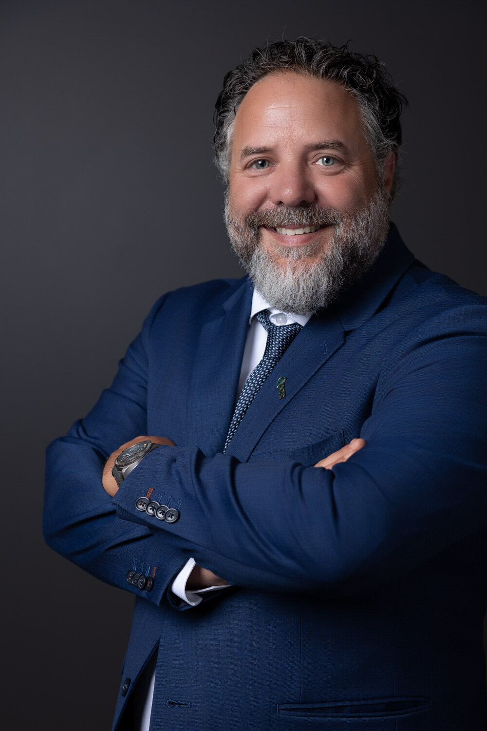 Photographie corporative en studio sur fond gris